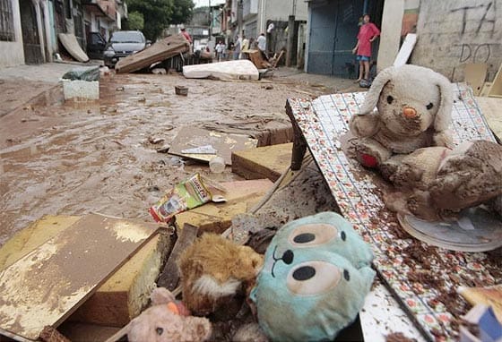 Moradores do bairro do Rochdale colocam objetos danificados pela enchente no meio da rua