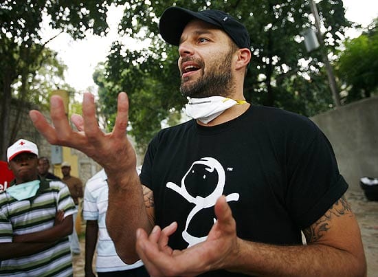 O cantor Ricky Martin esteve em Porto Príncipe, capital do Haiti