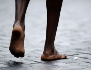 detalhe-dos-pes-do-etiope-siraj-gena