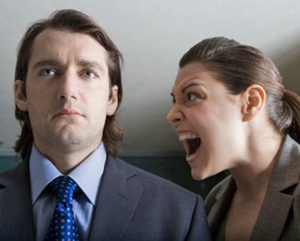 mulher-grita-executivo