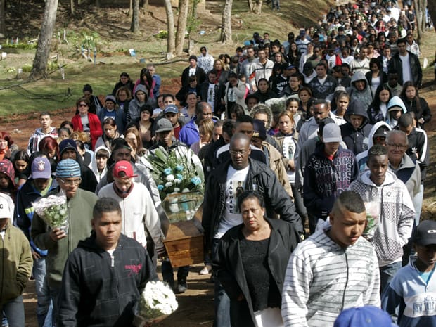 enterro-jovem-15-anos