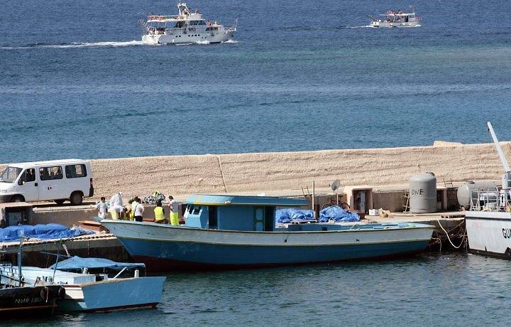 barco de imigrantes africano