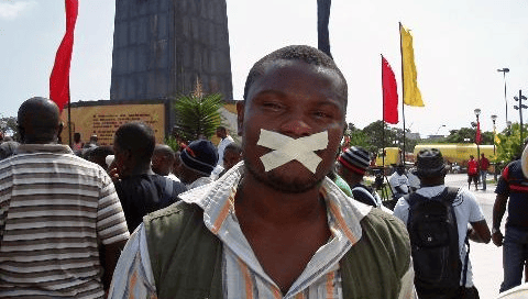 Manifesatcao em Luanda