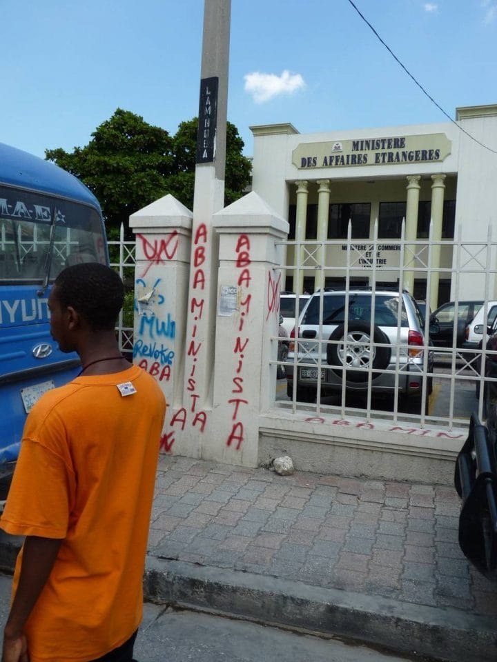 Protesto-em-Porto-Principe6