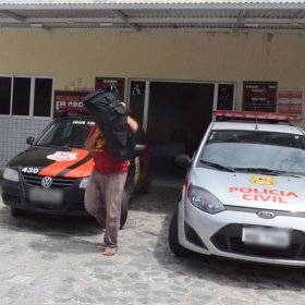 turista sueco racista