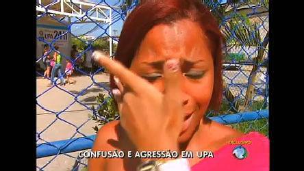 medico lendo jornal upa