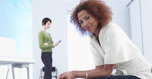 mulher negra no trabalho