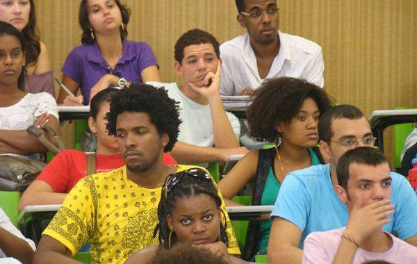 Senado-aprova-sistema-de-cotas-em-universidades