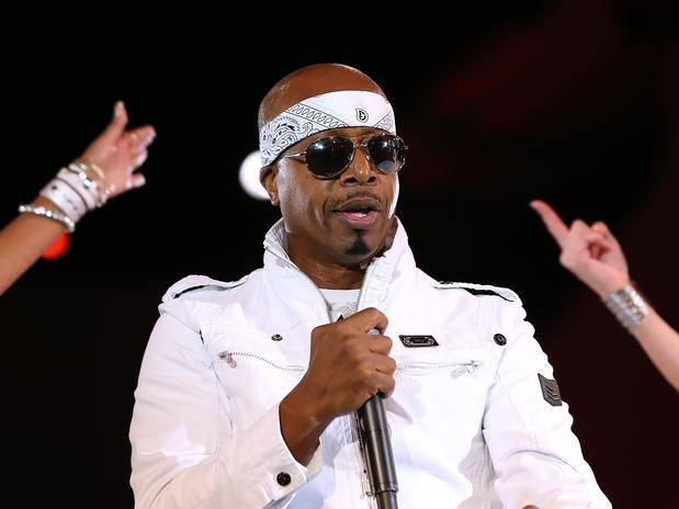 mc-hammer-faixa-na-cabeca-roupa-branca-getty