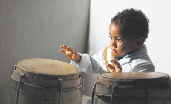 Heitor exerce um dos ‘cargos’ mais renomados da religião: o de ogan alagbê ('chefe' dos tocadores no terreiro) | Foto: Ernesto Carriço / Agência O Dia