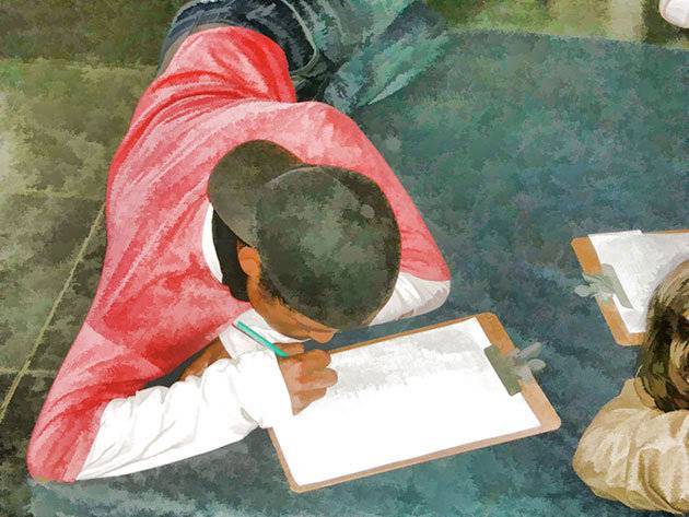 MA-MENINO-escreve-deitado-WEB