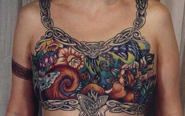 Imagem tatuada de uma mulher que se submeteu a mastectomia por conta de um câncer foi considerada conteúdo ofensivo e retirada do Facebook (Facebook/Reprodução) censura facebook2