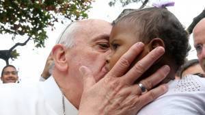 papa-francisco-beija-bebe-durante-visita-a-favela-varginha-no-complexo-de-manguinhos-zona-norte-do-rio-nesta-quinta-feira-1374773792231 1920x1080-300x168