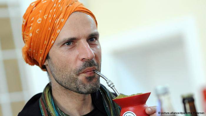 Brasileiro candidato a deputado é alvo de campanha neonazista na Alemanha