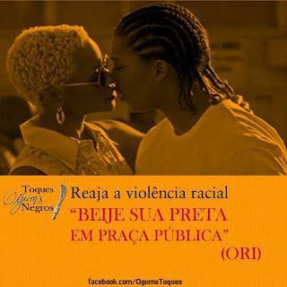 Duas mulheres numa rua íngreme