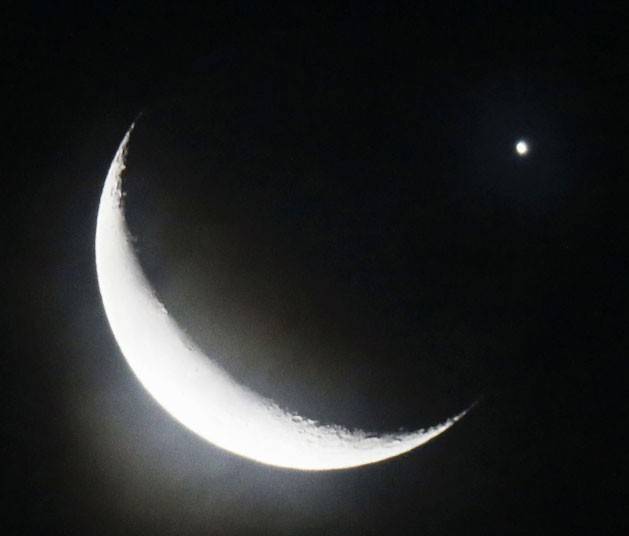 moon-venus-japan-crescent-moon