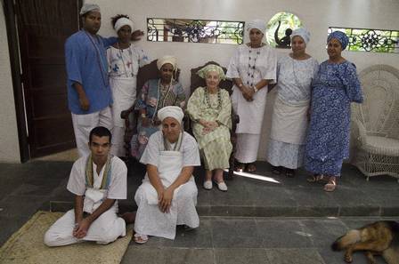 Candomblé à francesa: Gisele Cossard, a mãe de santo Omindarewá, abandonou tudo para viver para a religiâo