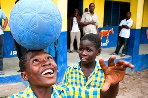Homem inventa bola de futebol indestrutível e muda a vida de milhares de crianças na África