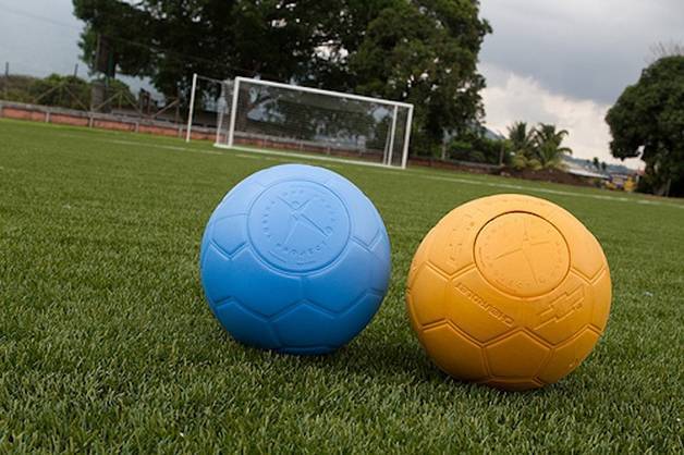 Homem inventa bola de futebol indestrutível e muda a vida de milhares de crianças na África