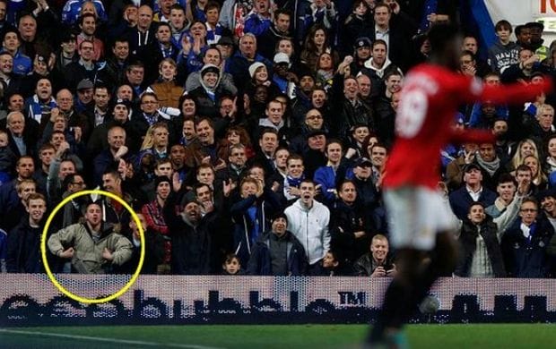 torcedor-chelsea-imitando-macaco