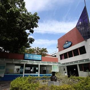 Rapazes flagrados fazendo sexo em universidade são detidos por acusação de racismo, após chamar segurança de macaco