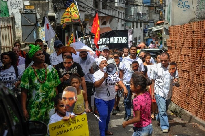 Manifestação na Rocinha faz enterro simbólico de Amarildo frente à UPP