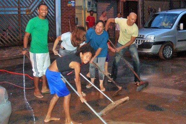 Sobre trabalhos domésticos e a pequena comunidade “lar”