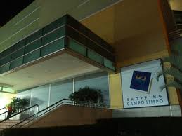 Lojas de shopping de SP fecham com medo de encontro de jovens