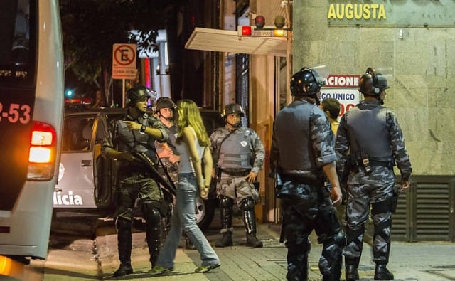 Corregedoria vai investigar PMs que atiraram em manifestante