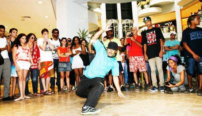 Jovens fazem 'rolezinho' no Shopping Barra