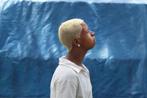 Meninos da periferia pintam os cabelos para o carnaval