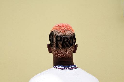 Meninos da periferia pintam os cabelos para o carnaval