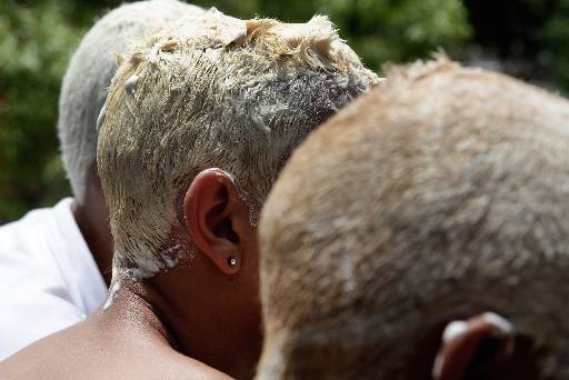 Meninos da periferia pintam os cabelos para o carnaval