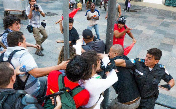 O MAJOR EVALDO DA PM RJ, AGRIDE UMA MULHER COM UM TAPA EM FRENTE À ALERJ.