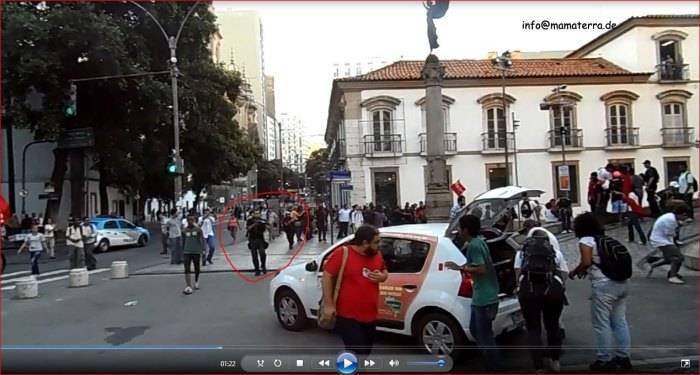 O MAJOR EVALDO DA PM RJ, AGRIDE UMA MULHER COM UM TAPA EM FRENTE À ALERJ.