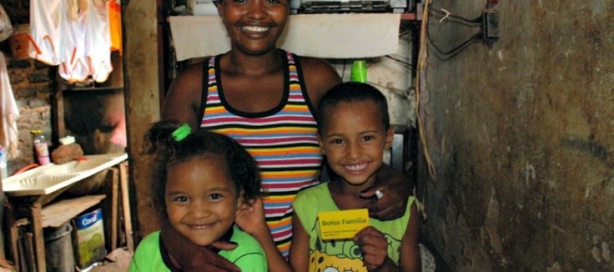 Mulheres chefiam 93% das famílias atendidas pelo Bolsa Família