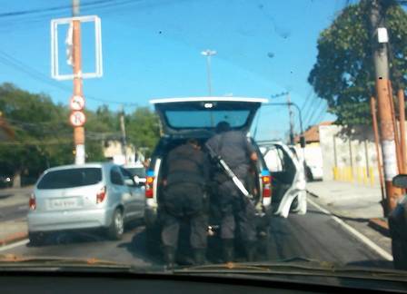Por que a polícia simplesmente não obedece à lei?