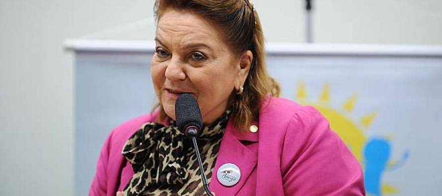 Projeto proíbe empregador de obrigar funcionária a usar roupa sexy