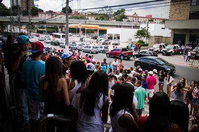Rolezinhos migram do shopping para as praças em SP