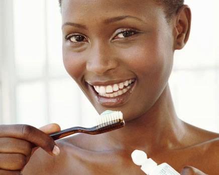 mulher-escova-dentes