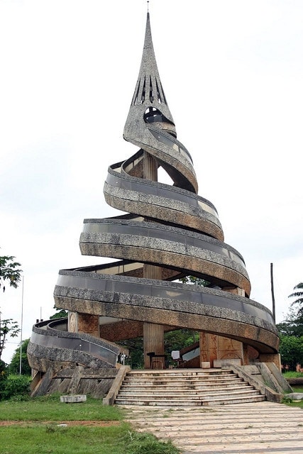 Yaoundé, Camarões --- Este é o "monumento de la reunificação", que simboliza a união dos franceses e a parte Inglês de Camarões.