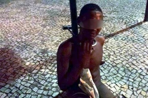 Negro-amarrado-a-poste-linchamento