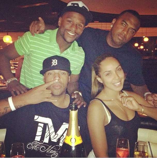 Na foto postada no Instagram do rapper, Earl Hayes aparece sentado ao lado de Stephanie Moseley; o boxeador Floyd Mayweather está de pé com camisa verde e outro amigo também aparece na imagem (Foto: @earlhayes / Instagram / Reprodução)