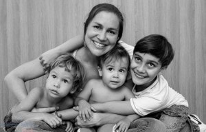 Milena e os três filhos. Os dois mais novos também nasceram de parto normal, sem intervenção