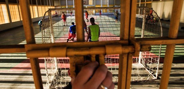 jovens-jogam-futebol-na-unidade-da-fundacao-casa-de-osasco-sp-1296243248759_615x300