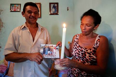 Pai e madrasta de Cleidenilson questionam morte Foto: Marcelo Theobald/Extra