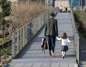 levando-filha-para-a-escola-300x235