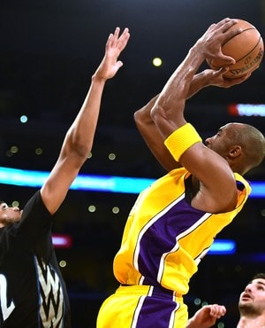 Kobe Bryant faz o arremesso marcado por Towns, número 1 do Draft de 2015 (Foto: Getty Images)