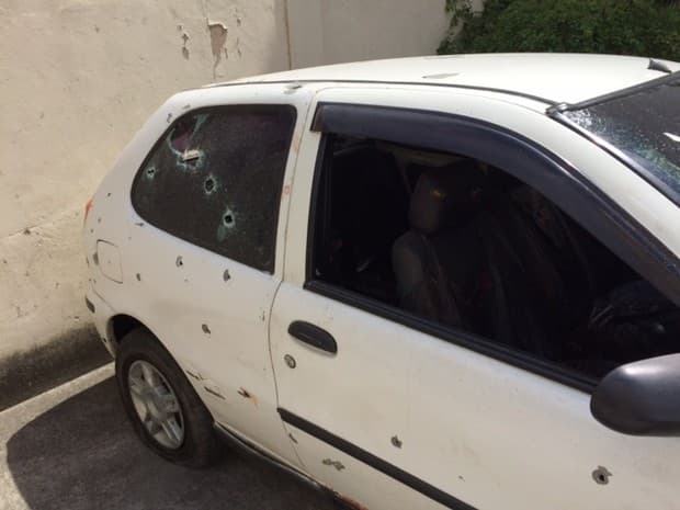 Carro dos rapazes ficou com diversas marcas de tiro. (Foto: Janaína Carvalho / G1)
