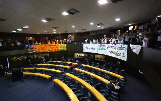 Leonardo Benassatto/Futura Press - 11.08.15 Na Câmara Municipal de SP, manifestantes protestaram contra e a favor à inclusão de gênero
